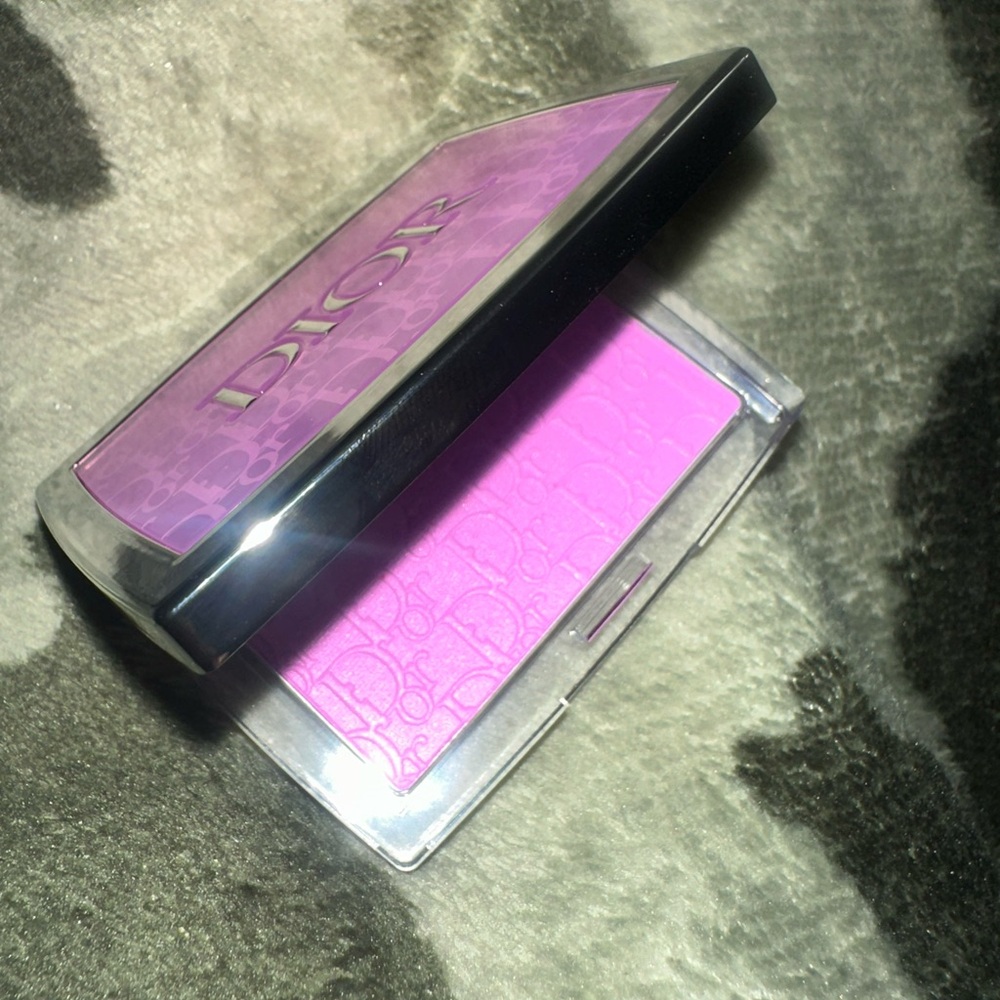 Dior PH-Activated Pink Lilac Blush
LAST ONE